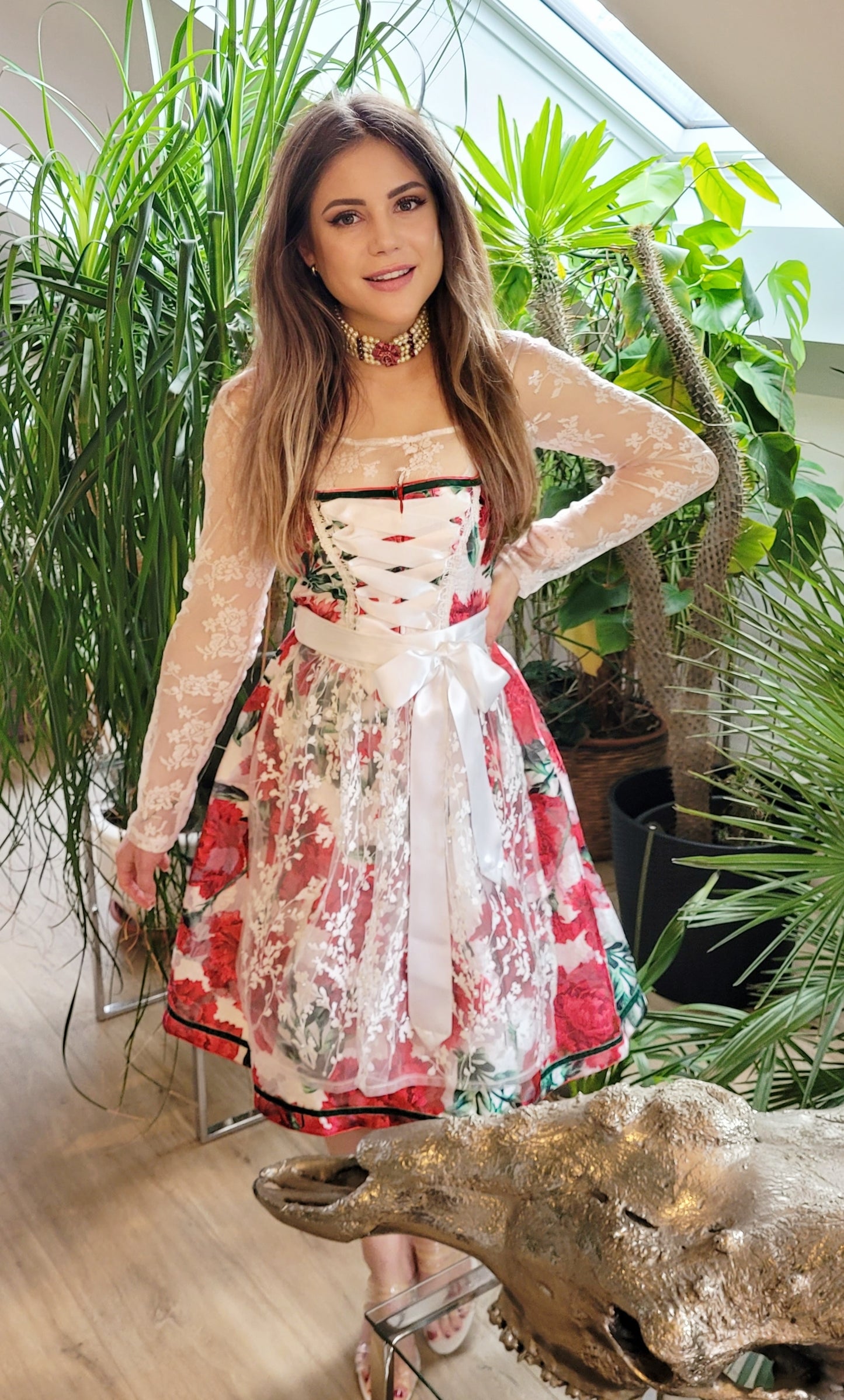 Zartes Mini Dirndl in Rot, Grün und Weiß mit weißer Perlenschürze, 55 cm