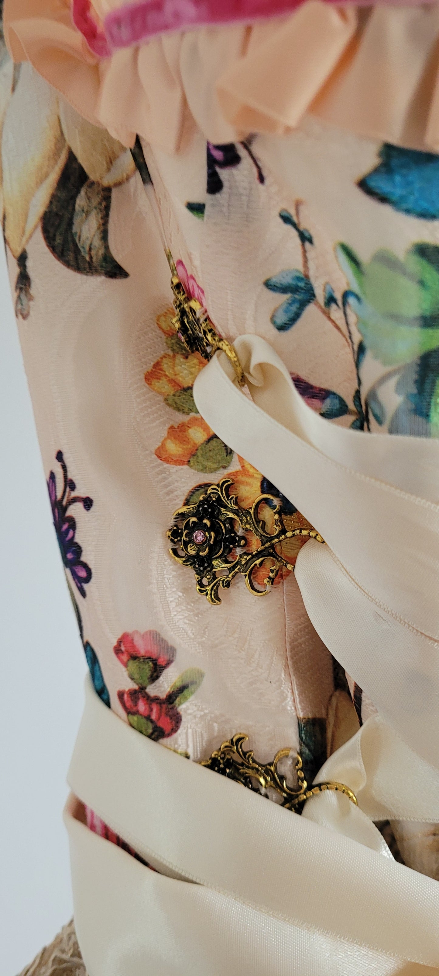 Florales Mini Dirndl mit beigefarbener Spitzenschürze