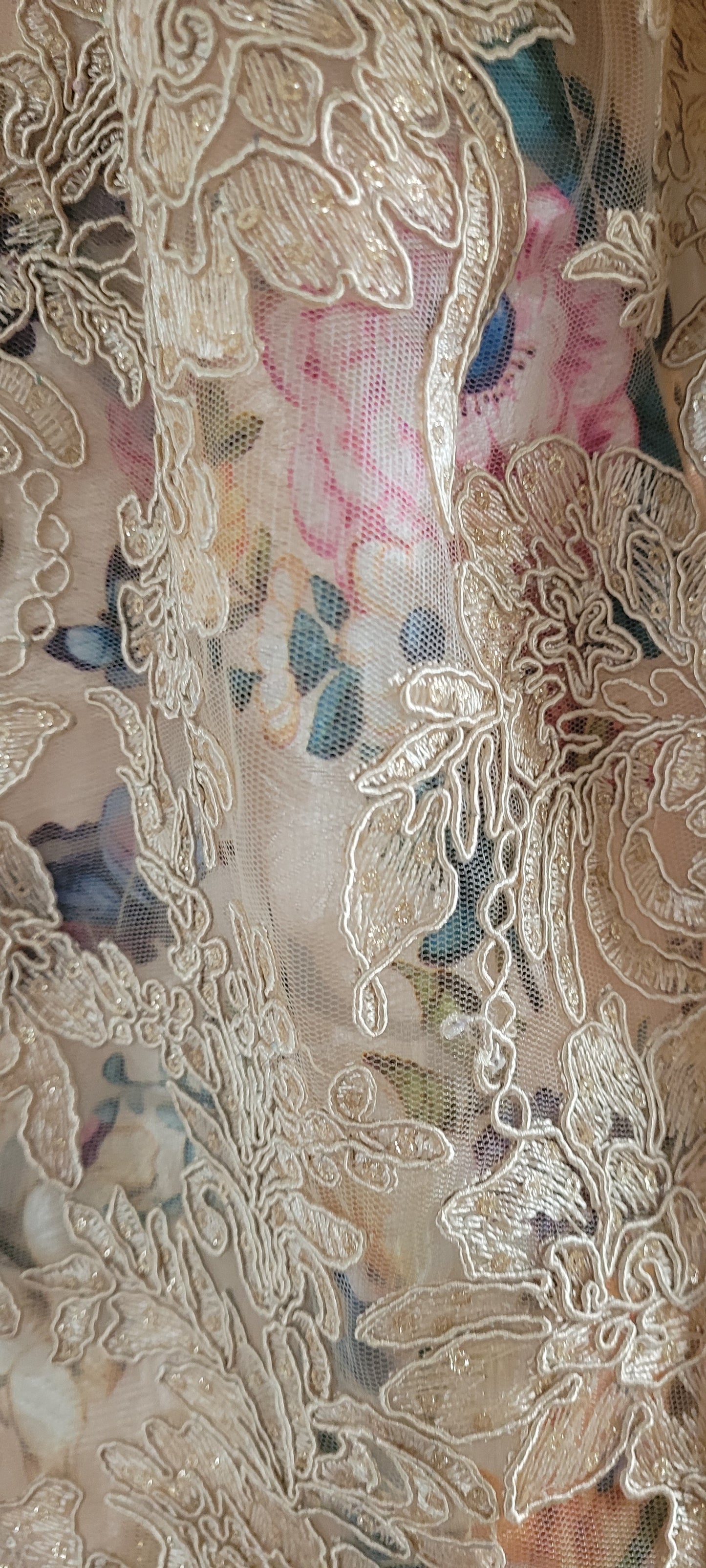 Florales Mini Dirndl mit beigefarbener Spitzenschürze