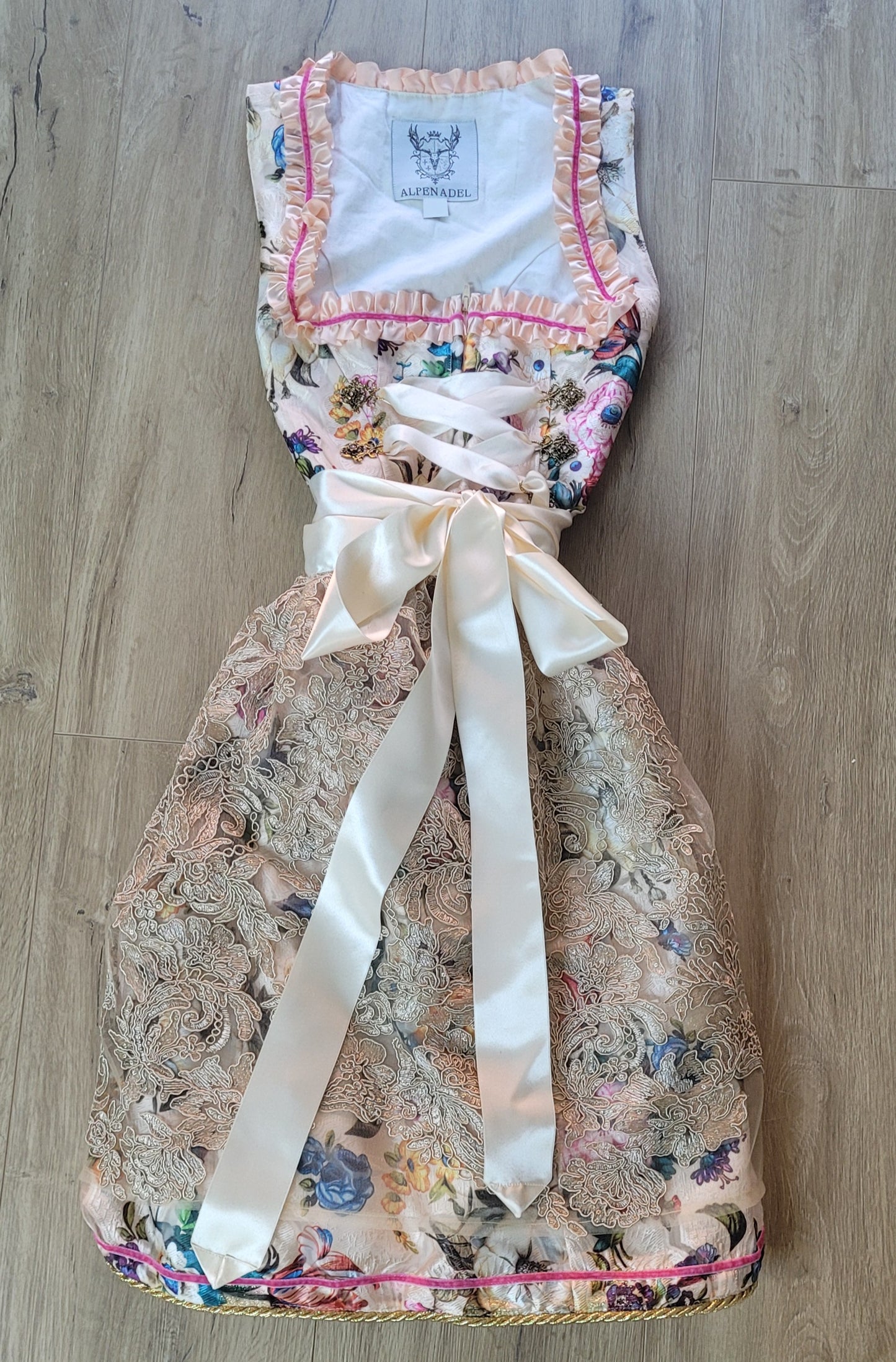 Florales Mini Dirndl mit beigefarbener Spitzenschürze