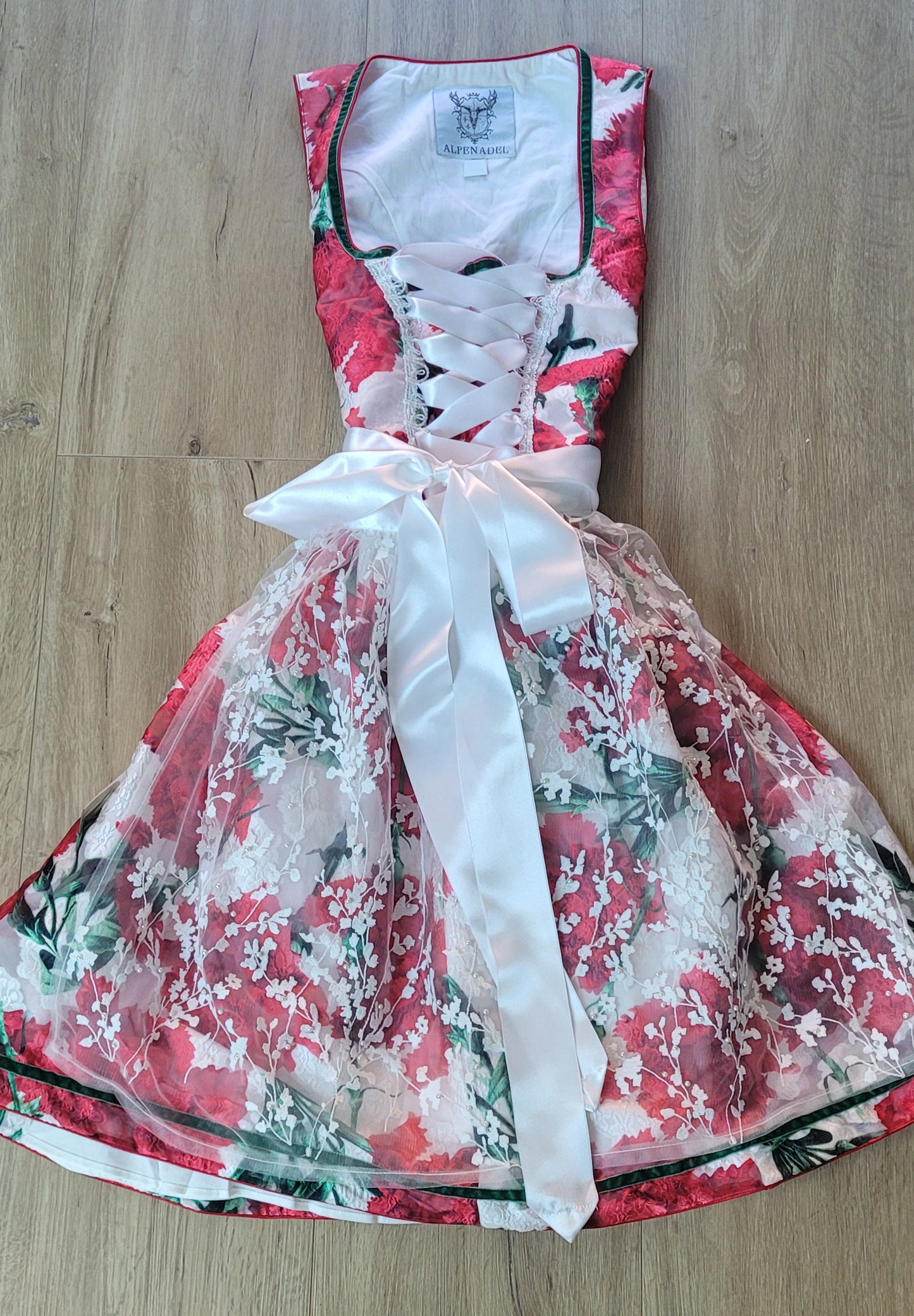 Zartes Mini Dirndl in Rot, Grün und Weiß mit weißer Perlenschürze, 55 cm