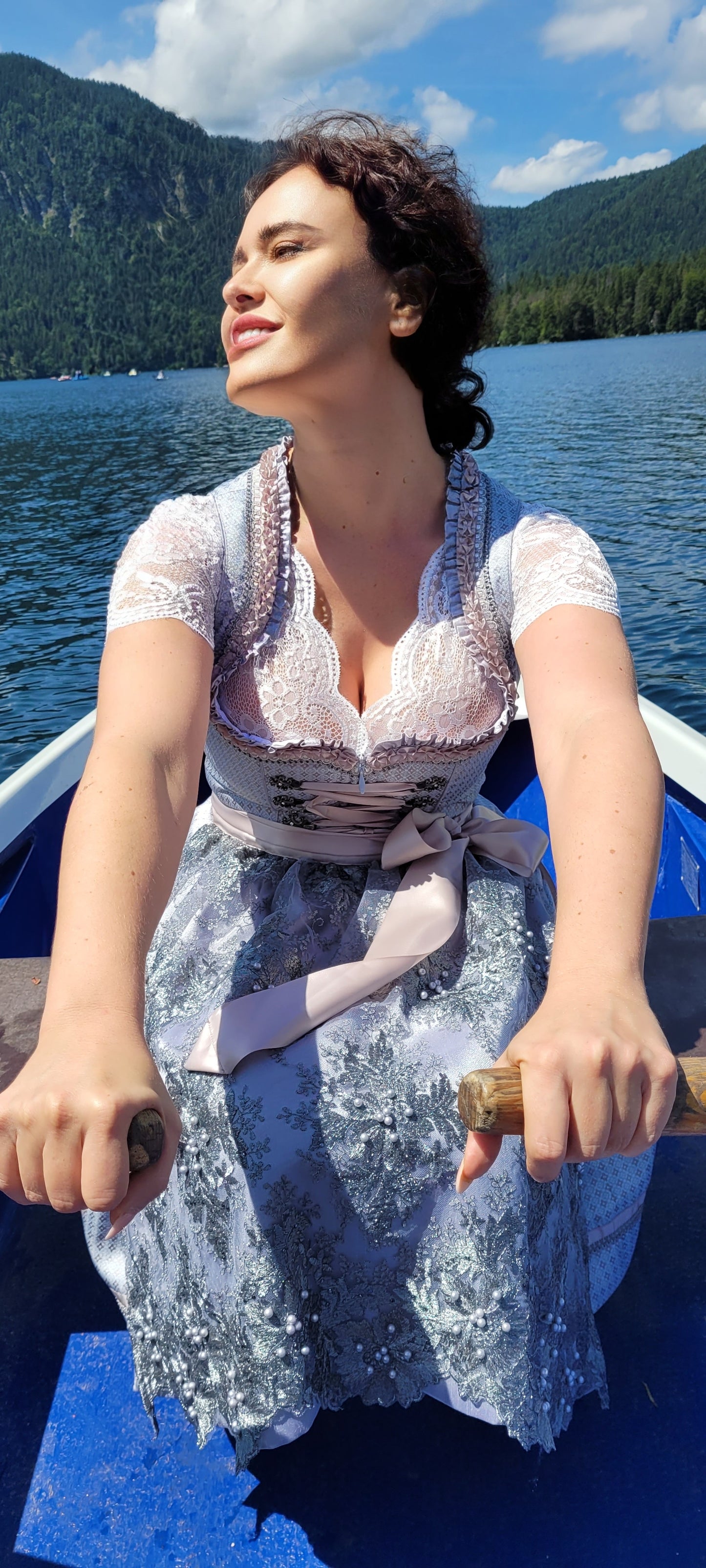 Modernes Festtagsdirndl in Hellblau-Silber, Midi Dirndl (70 cm)