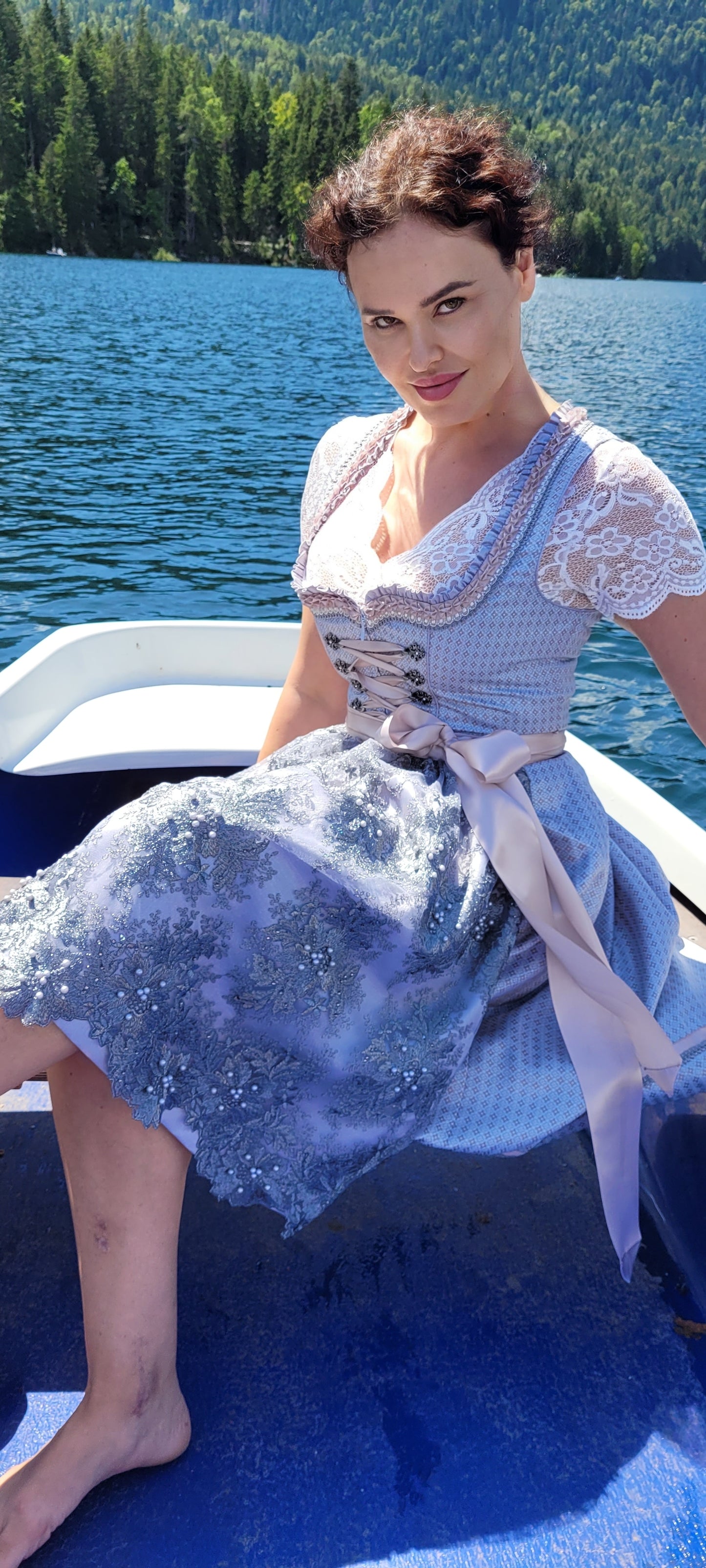 Modernes Festtagsdirndl in Hellblau-Silber, Midi Dirndl (70 cm)