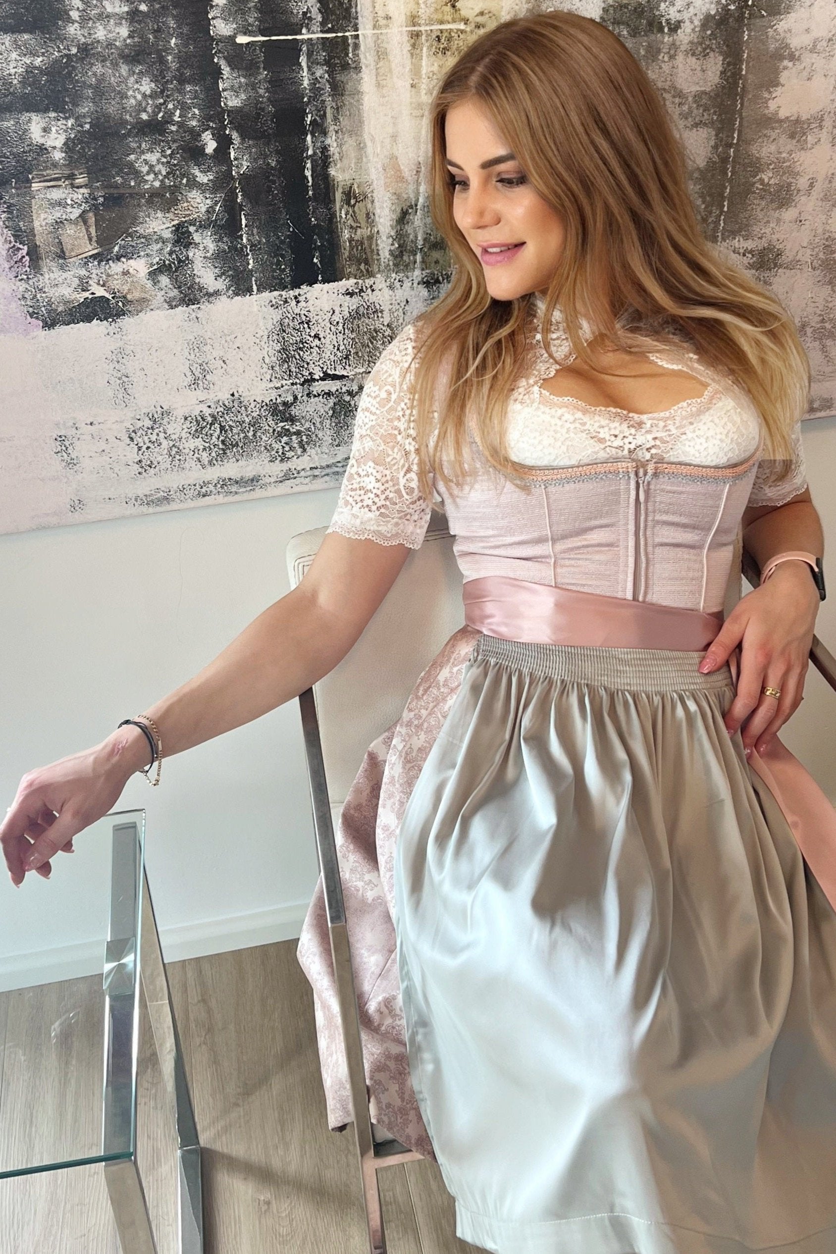 Pastellfarbenes Dirndl in rosa mit Schürze in hellgrau