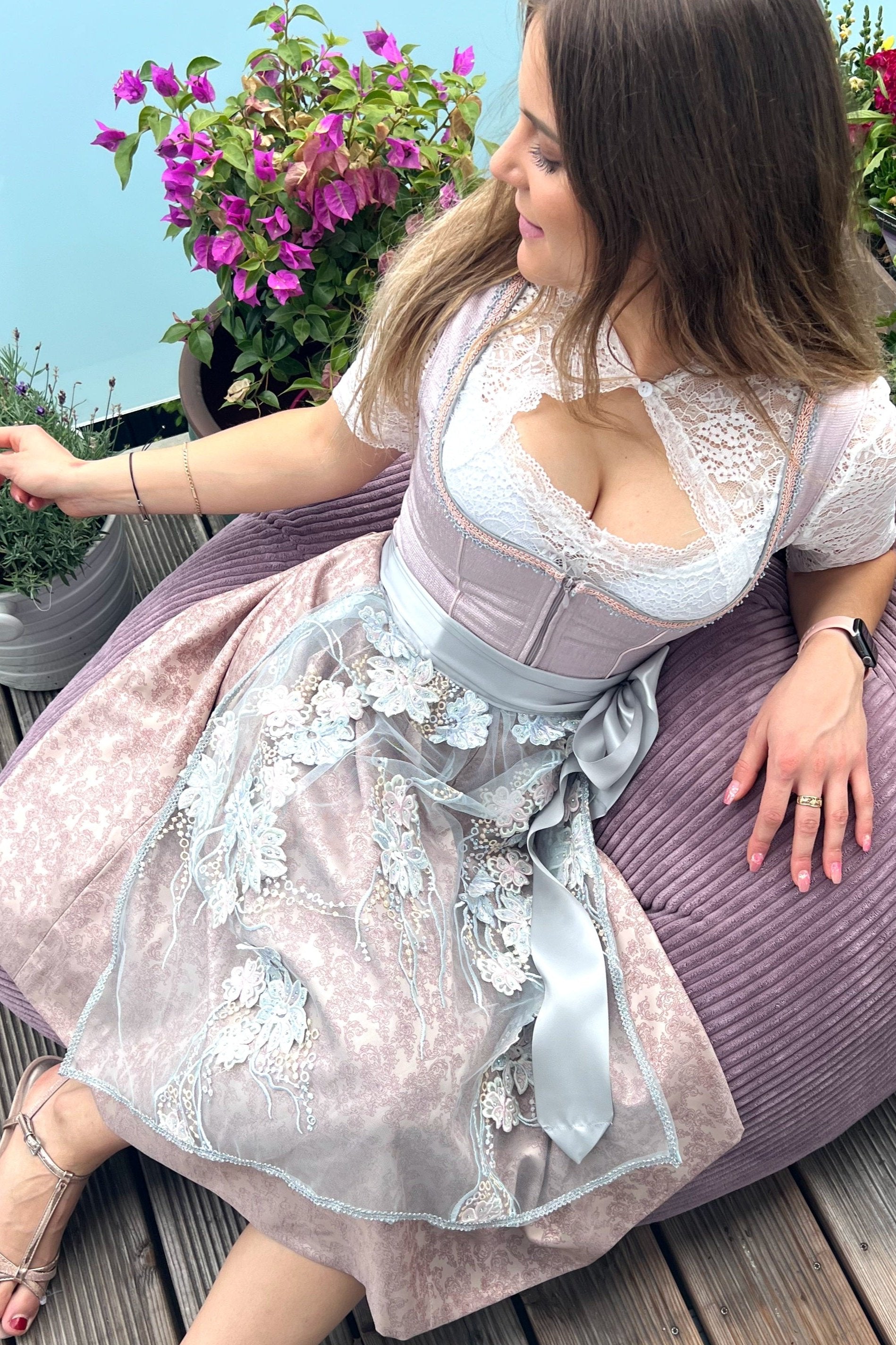 Modernes Dirndl in rosa mit hellblauer Schürze und weißer Bluse