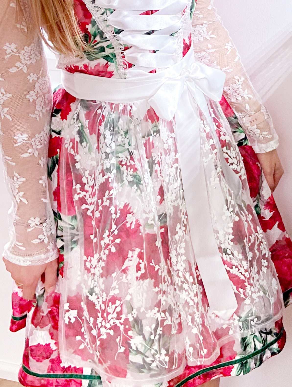 Zartes Mini Dirndl in Rot, Grün und Weiß mit weißer Perlenschürze, 55 cm