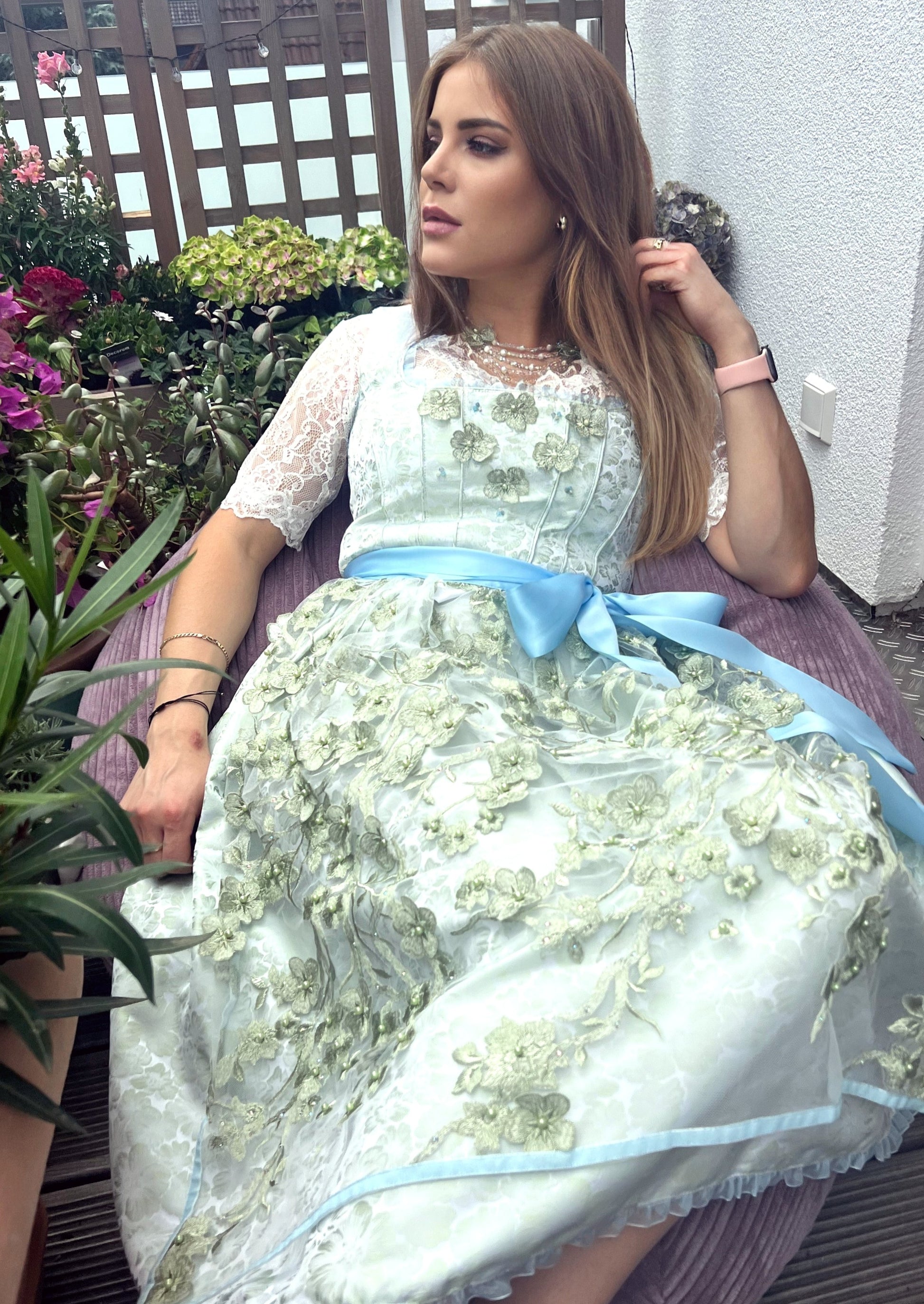 Festliches Dirndl in Hellgrün und Hellblau