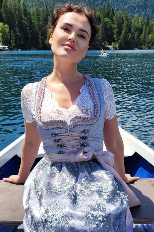 Modernes Midi Dirndl - elegant und festlich in hellblau-altrosa-silber