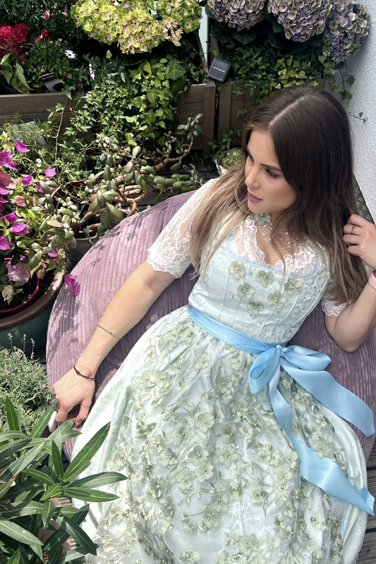 Zartes Designer Dirndl mit floraler Schürze