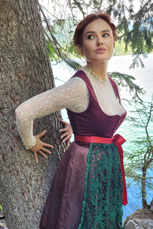 Rotes Samtdirndl mit zwei Schürzen in grün und rot.