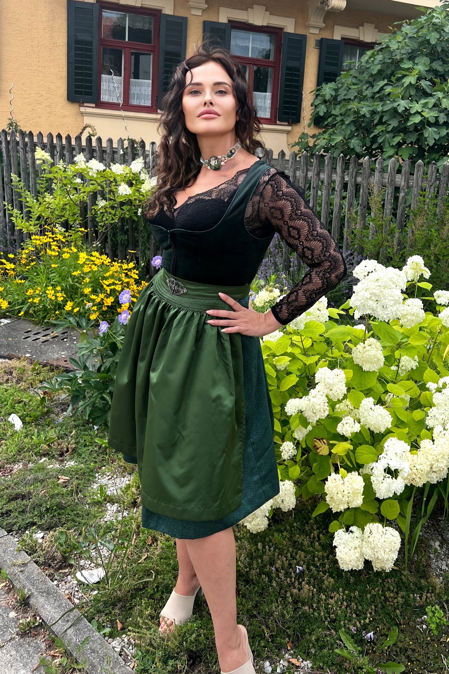 Dunkelgrünes Samtdirndl mit filigraner Schürzenschließe, 60cm Rock