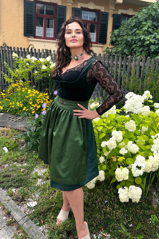 Exklusives Samtdirndl mit filigraner Schürzenschließe, 70cm Rock