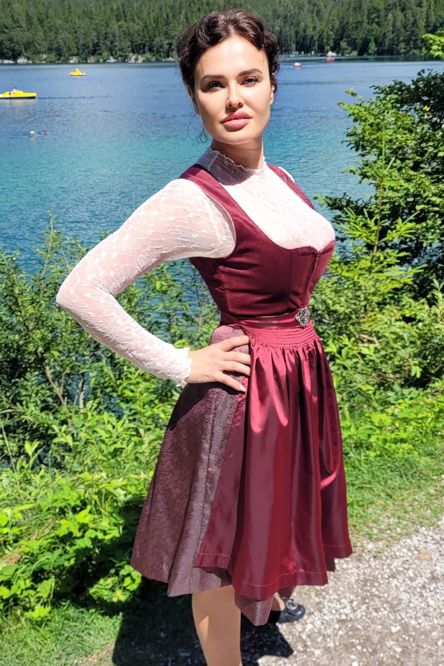 Exklusives Samtdirndl in dunklem Rot