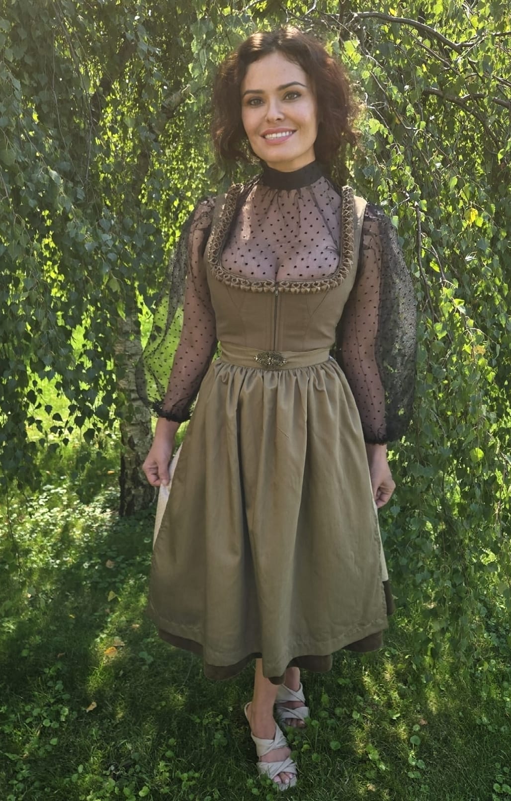 Leinen-Dirndl in Olivgrün mit Froschgoscherl aus Samt